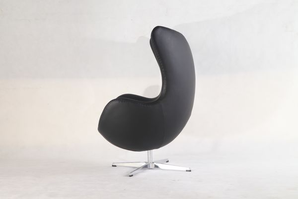 Egg chair in black aniline leather with PU foam by Arne Jacobsen[4] 