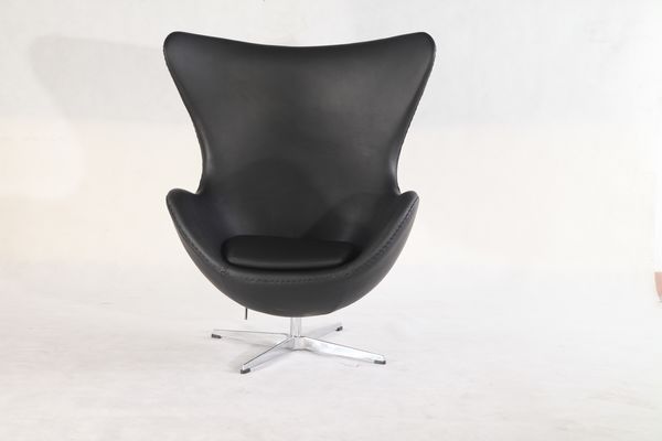 Egg chair in black aniline leather with PU foam by Arne Jacobsen[2]