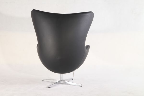 Egg chair in black aniline leather with PU foam by Arne Jacobsen[5] 