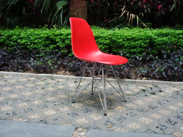 Eames Plastic Side Chair in Plated legs[3] 